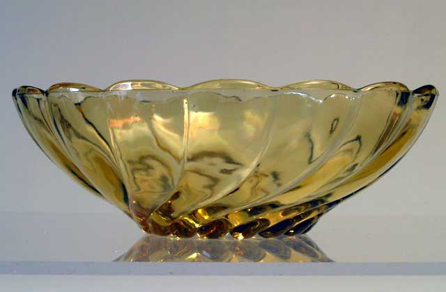 Amber Glass Swirl Fruit Bowl - Click Image to Close