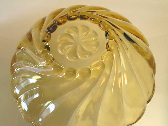 Amber Glass Swirl Fruit Bowl - Click Image to Close