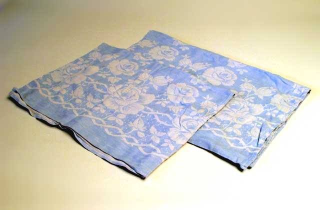 Antique Blue Rose Pattern Runner Set